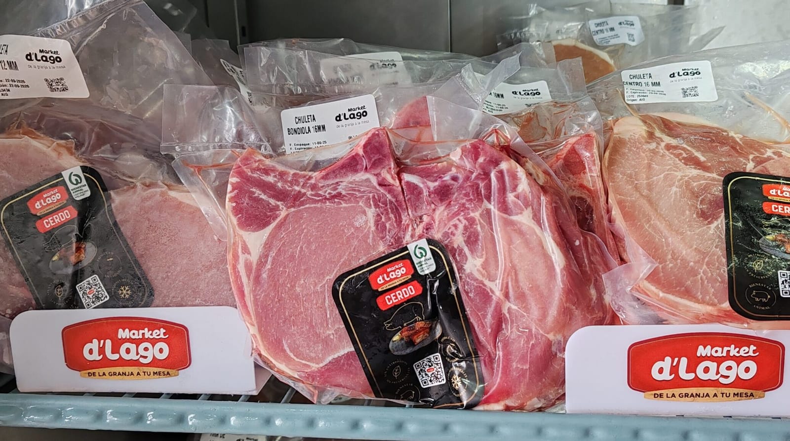 Cortes empacados y etiquetados en el mostrador refrigerado de un local