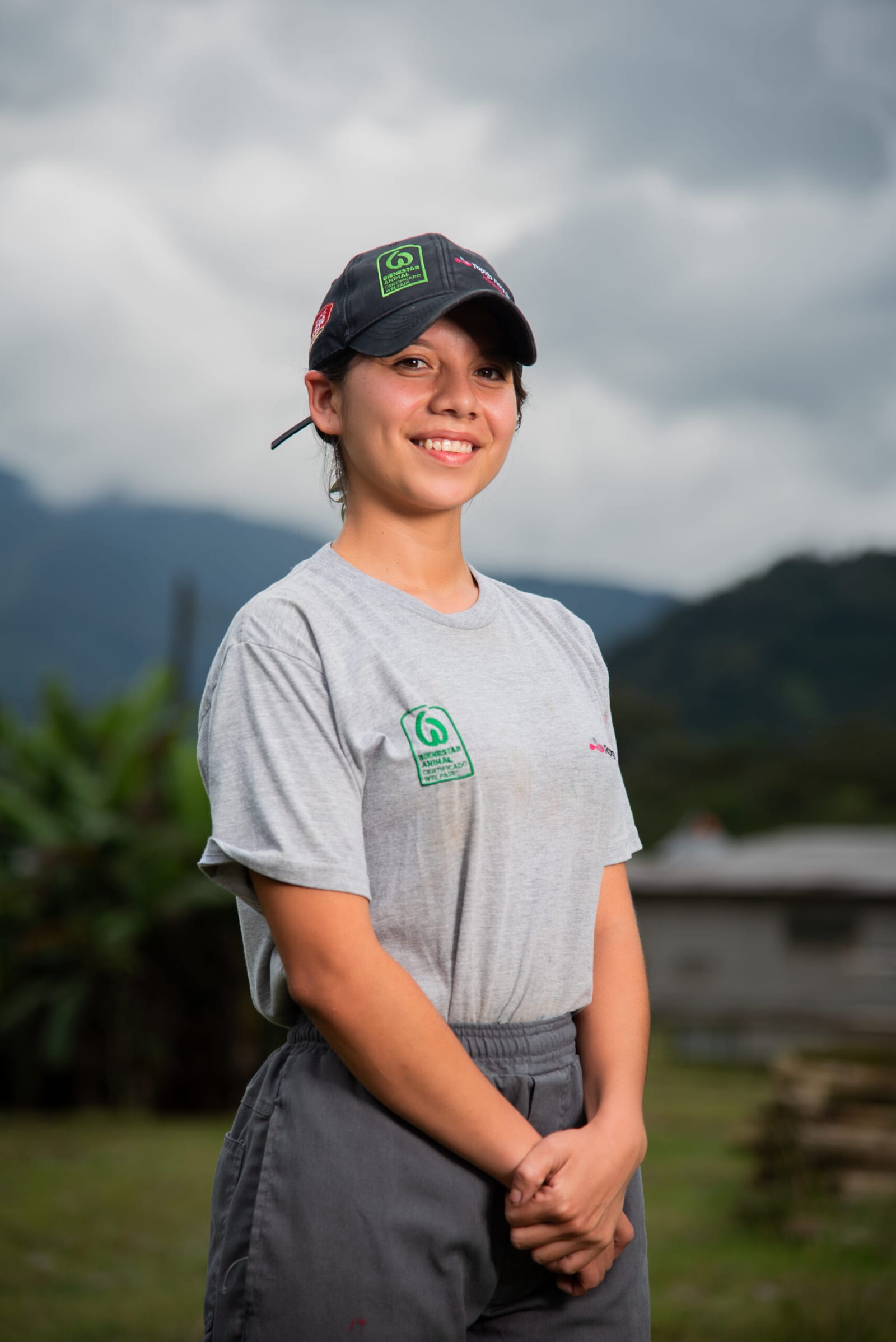 Retrato de una trabajadora del grupo con la camiseta del equipo, en el campo