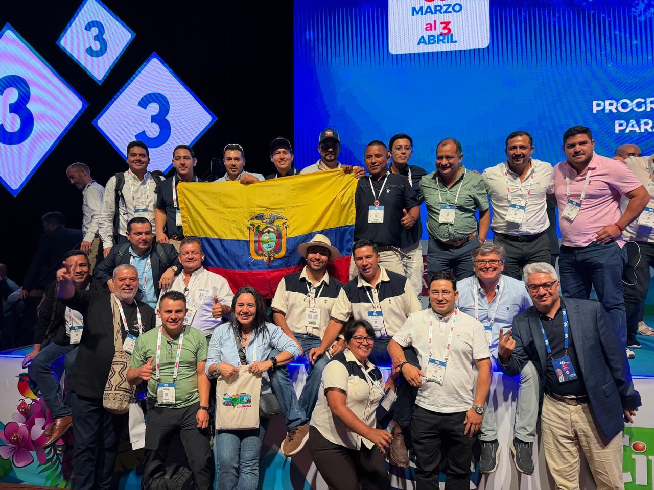 Delegación ecuatoriana con la bandera del país en el escenario del 333 Experience Congress LATAM