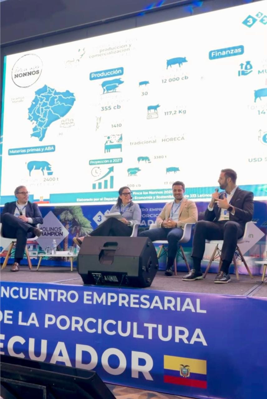 Panel de ponentes en el escenario del Encuentro Empresarial de la Porcicultura, ante una pantalla con datos del sector
