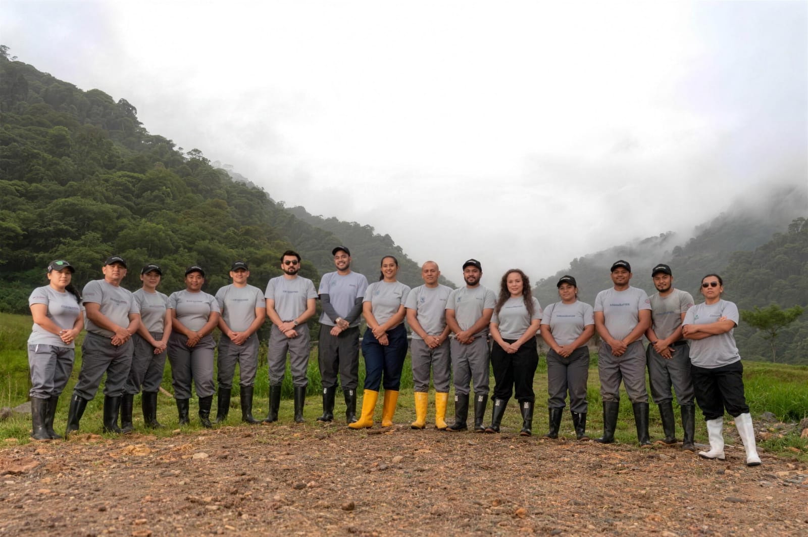 El equipo de Agroindustrias González, alineado en un claro con el bosque y la niebla de la montaña al fondo